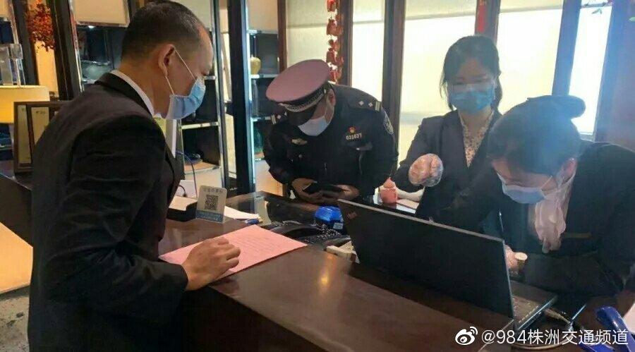 给大家科普一下！欢乐情怀麻将其实是有挂的(怎么一直输)