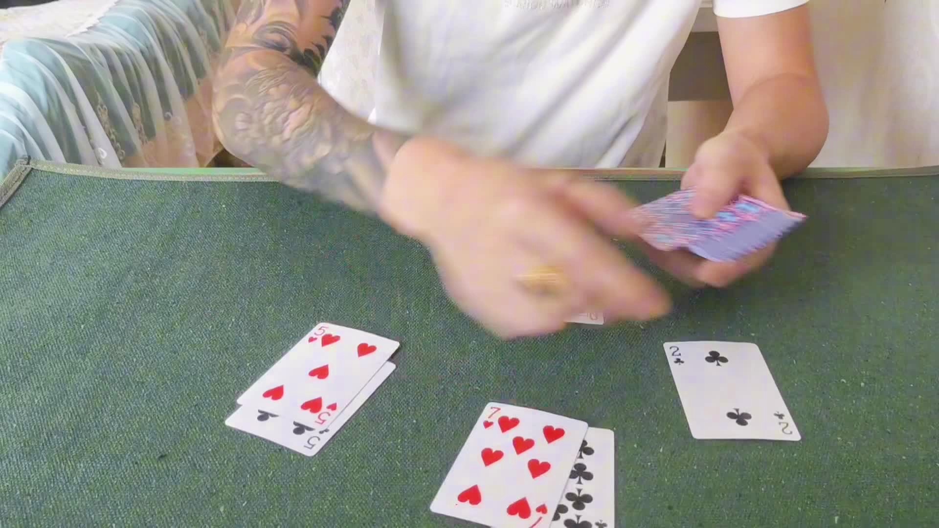 新教你‘‘扑克牌扎金花出老千简单方法视频—详细解说+新浪科技