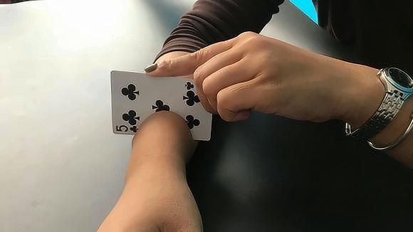 必看盘点揭秘!普通扑克玩出技巧—详细解说+新浪科技