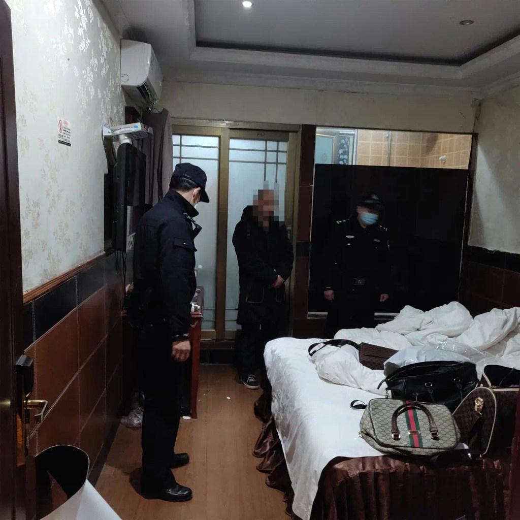 火爆全网!普通扑克牌九技巧如何简单作弊方法《新浪科技 讲解窍门》